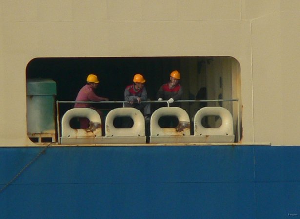 174- Les hommes semblent minuscules dans ce cargo 